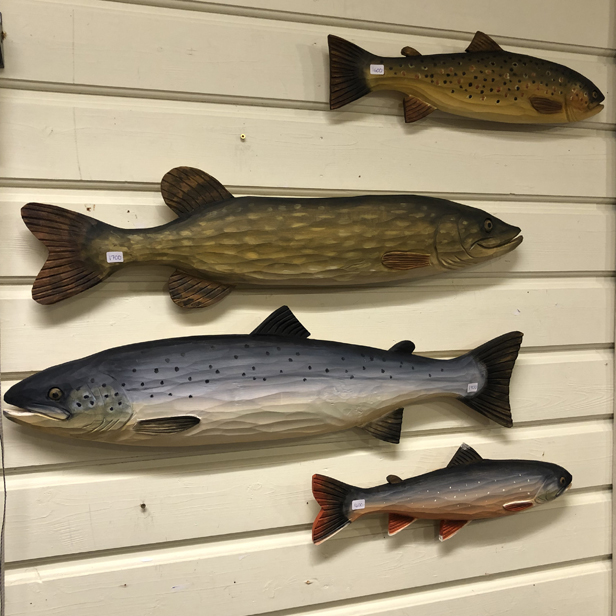 Fiskar i trä av Claes Hofberg