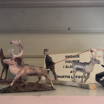 Snidade figurer i älghorn, flera olika modeller av Martin Löfqvist
