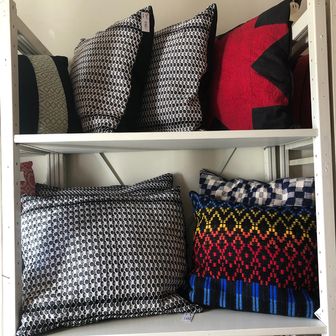 Throw pillows in various forms, colors, and patterns. 